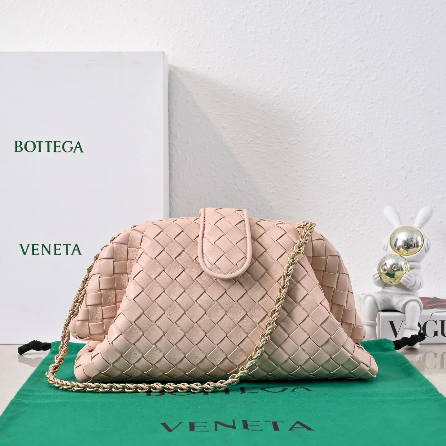 Batch 2260 Bitters Venetia 2024 summer series brings Lauren 1980 handbags back to the public eye. The design of the bag is inspired by ancient Roman architecture. It uses the brand's iconic Intrecciato lambskin woven bag body with a hard frame. No logo can be seen on the whole bag. It is equipped with a leather woven metal chain. When using it as a clutch, just put the chain directly in the bag ~ showing an elegant and timeless style. Decades later, when Lauren Hutton once again walked on the Bottega Venetia spring and summer show with this bag, the charm of the year still remains intact despite the passage of time. Size: 31.5*16.5*11 Style No.: 5807